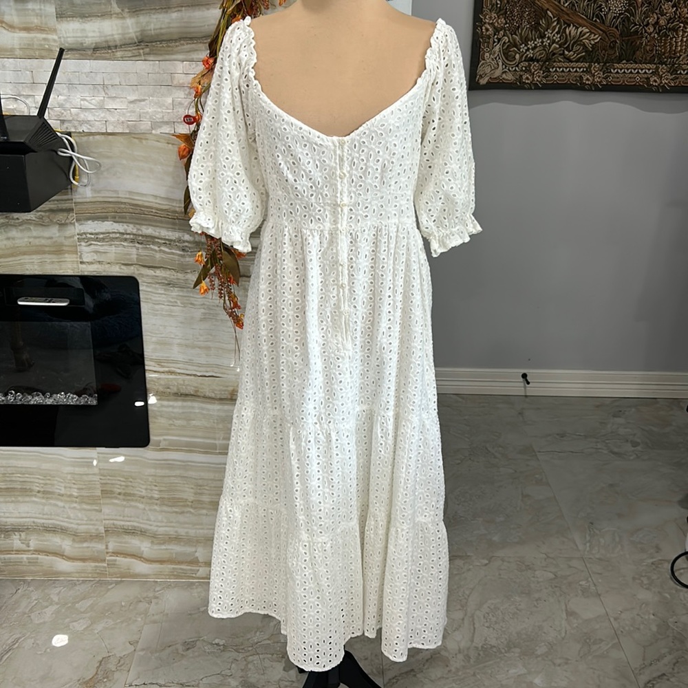 En Creme White Eyelet Bubble Sleeve Midi.‎ Size M